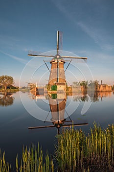 Unesco Werelderfgoed Kinderdijk Molens, Ancient Windmills at dusk in Kinderdijk in Netherlands photo