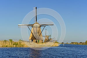 Unesco Werelderfgoed Kinderdijk Molens, Ancient Windmills at dusk in Kinderdijk in Netherlands photo