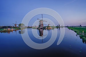 Unesco Werelderfgoed Kinderdijk Molens, Ancient Windmills at dusk in Kinderdijk in Netherlands photo