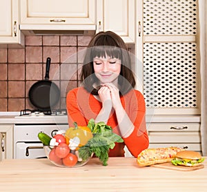 Insalubre contra saludable comida una mujer verduras negarse 