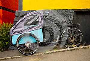 Riksza rowerowa na ulicy przy domu photo