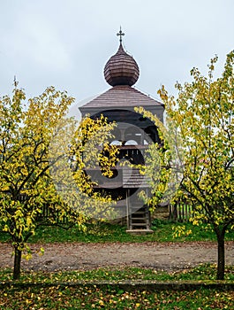 Unikátna drevená zvonica patriaca k drevenému kostolíku v Hronseku, zapísaná do svetového dedičstva UNESCO.