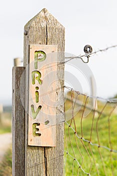 Unique wooden sign, private (prive)