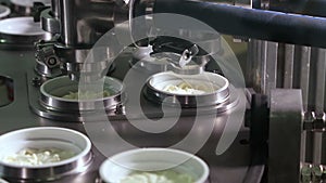 Unit for pouring yoghurt into plastic jars