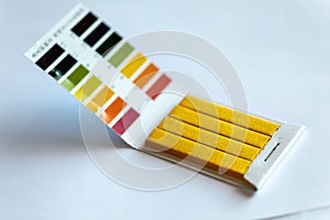 Universal litmus pH test with color scale