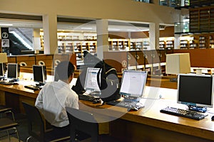 student use computer in Shantou University library