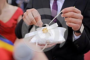 Unknotting Wedding ring