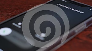 An unknown number is calling the smartphone. Animation of the incoming call screen