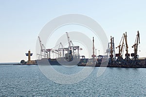 Unloading of container ship