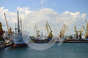 Unloading ship