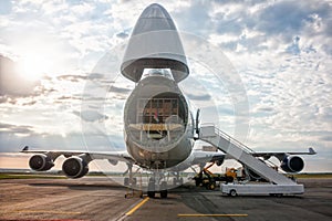 Unloading widebody cargo aircraft