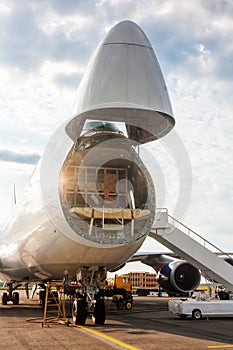 Unloading widebody cargo aircraft