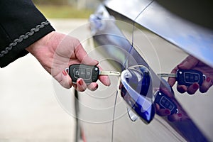 Unlock the car with a pop-up key