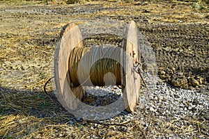 The unwinding of the high-voltage wire from the spool storage bay