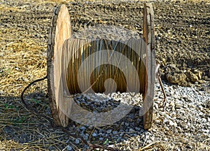 The unwinding of the high-voltage wire from the spool storage bay