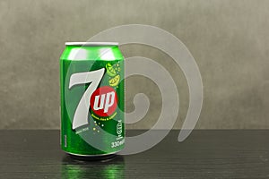 7up non-caffeinated soft drink of lemon-lime flavored.