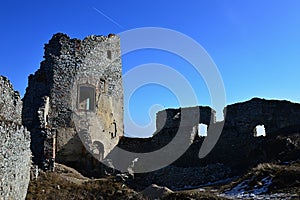 Horný hrad a zvyšky kostola sv. Ignáca na zrúcanine hradu Gymes, Slovensko, stredná Európa