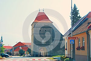 Horní brána, jediná zbývající hradební brána a Štúrova ulice v obci Modra na Slovensku