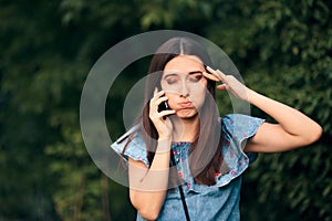 Ustarostený žena hovorenie na telefón vonku 