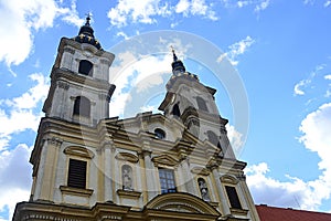 Pohľad hore na veže známej neskorobarokovej Baziliky Sedembolestnej Panny Márie v Šaštín Stráže na západnom Slovensku.