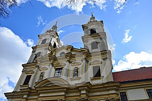 Pohľad hore na veže známej neskorobarokovej Baziliky Sedembolestnej Panny Márie v Šaštín Stráže na západnom Slovensku.