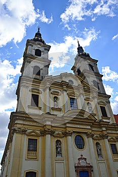 Pohled nahoru na věže slavné pozdně barokní baziliky Panny Marie Sedmibolestné v Šaštín Stráže, západní Slovensko.