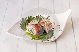 Uramaki roll wrapped in red tuna, complemented with cream cheese