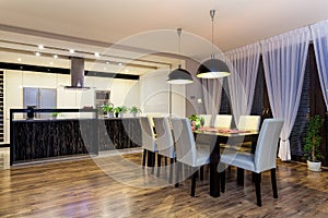 Urban apartment - Spacious kitchen with table