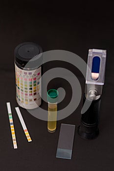 Urine sample, refractometer and urinary strips