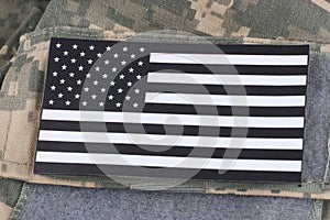Noi bandiera malta il cane etichetta sul esercito combattere contro uniforme 