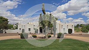 USA, Arizona/Phoenix: Pueblo Revival Adobe House/Saguaro Front Yard