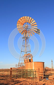 USA, Arizona: Windmill Pump + Tank