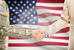 Spojené státy americké vojenský muž v jednotný a občanský muž v oblek třesení ruky vlajka na sjednocený státy 