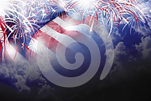 Estados Unidos de América 4de julio independencia de Americano bandera fuegos artificiales sobre el cielo azul 