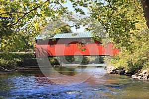 USA, Vermont: Battenkill River with Covered Bridge