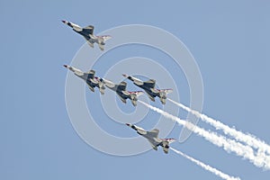 USAF Thunderbird F-16 - Power Stall Flyby