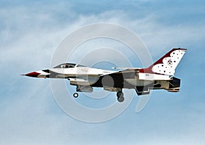 USAF Thunderbirds ship number 5 a General Dynamics F-16C 87-0325 performs at a airshow in April 2003