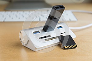 Usb 3.0 hub, universal memory card extender