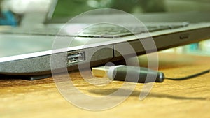 USB drive plug floating to socket jack