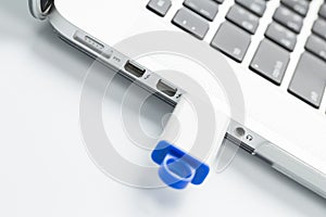 USB flash drive connect to computer