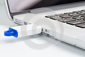 USB flash drive connect to computer