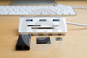 Usb 3.0 hub, universal memory card extender