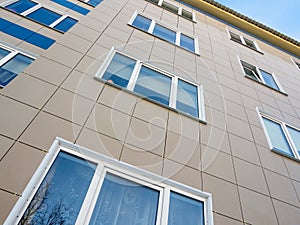 The use of ceramic tiles in the decoration of the facade of the house