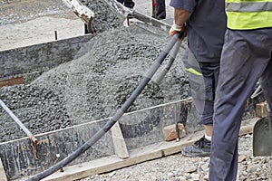 Use concrete vibration generator during concreting