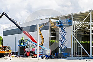 Use of modern telescopic crane and scissor lifts in sandwich panel wall mounting