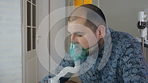 Use a nebulizer and inhaler for treatment. The patient inhales through the inhaler mask. Virus, coronovirus