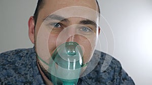 Use a nebulizer and inhaler for treatment. The patient inhales through the inhaler mask. Virus, coronovirus