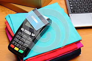 Use payment terminal with contactless credit card for paying for purchases