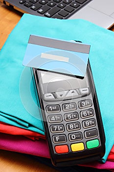 Use payment terminal with contactless credit card for paying for purchases