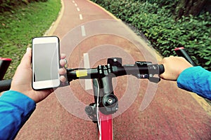 Use smarphone app for navigation photo